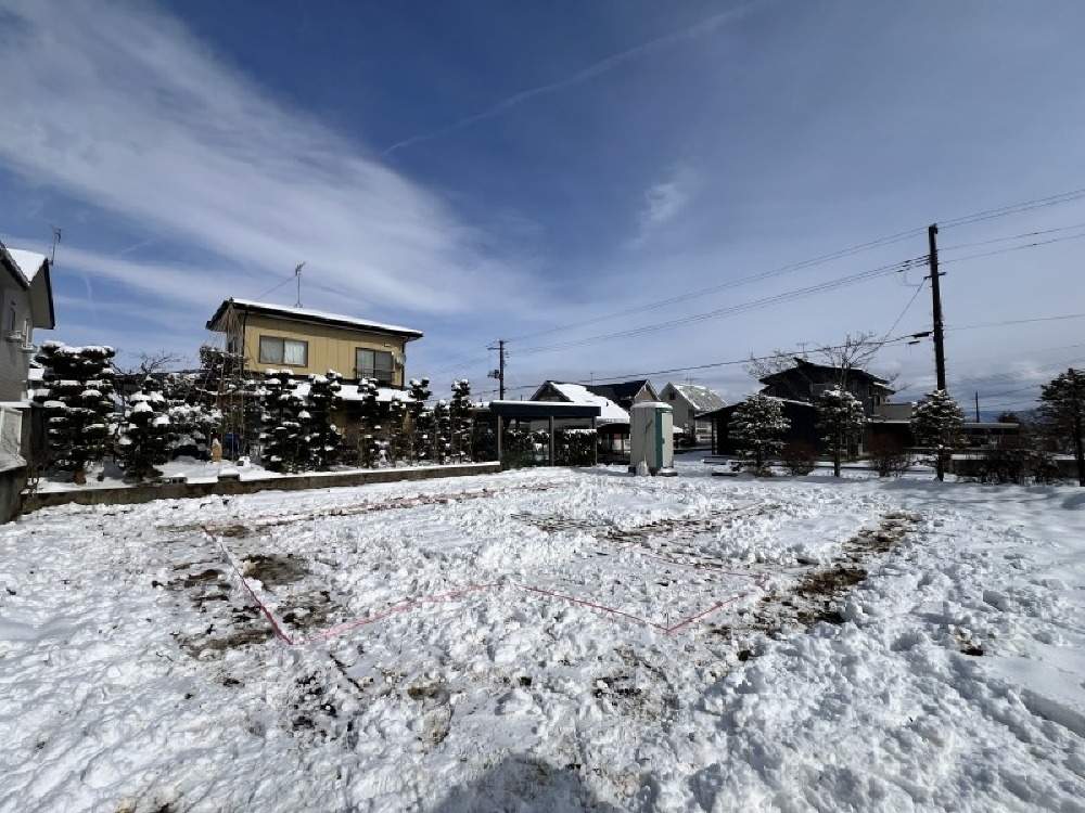 地縄張りを行い、建物位置の確認を行いました。