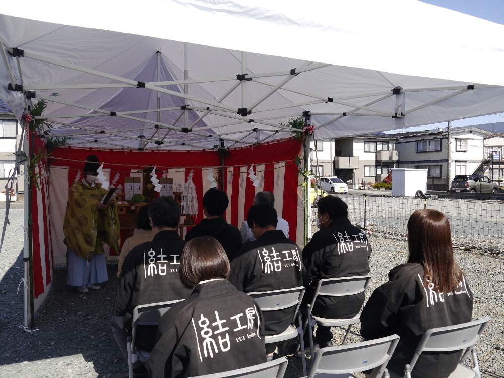 お天気に恵まれ快晴の中、地鎮祭を行いました。